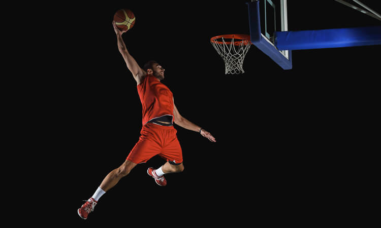 Basketballer dunking
