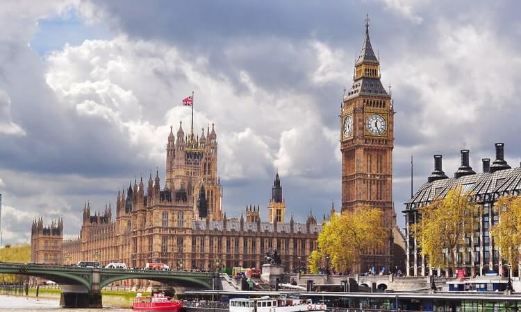 The palace of Westminster and Big Ben on a partly cloudy day.