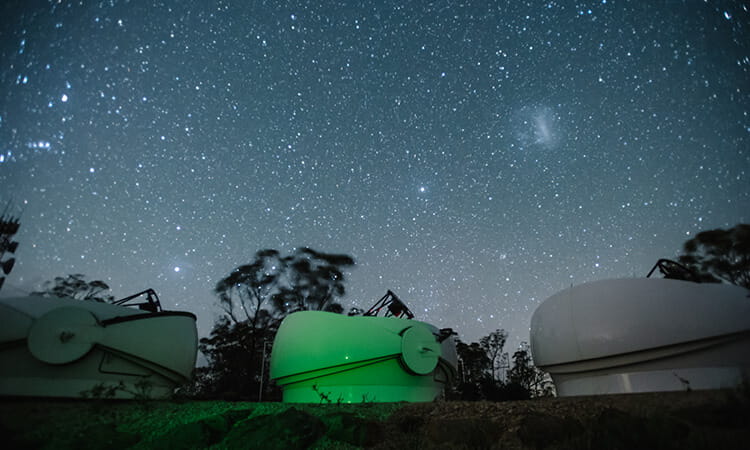 starry night sky over mt kent observatory