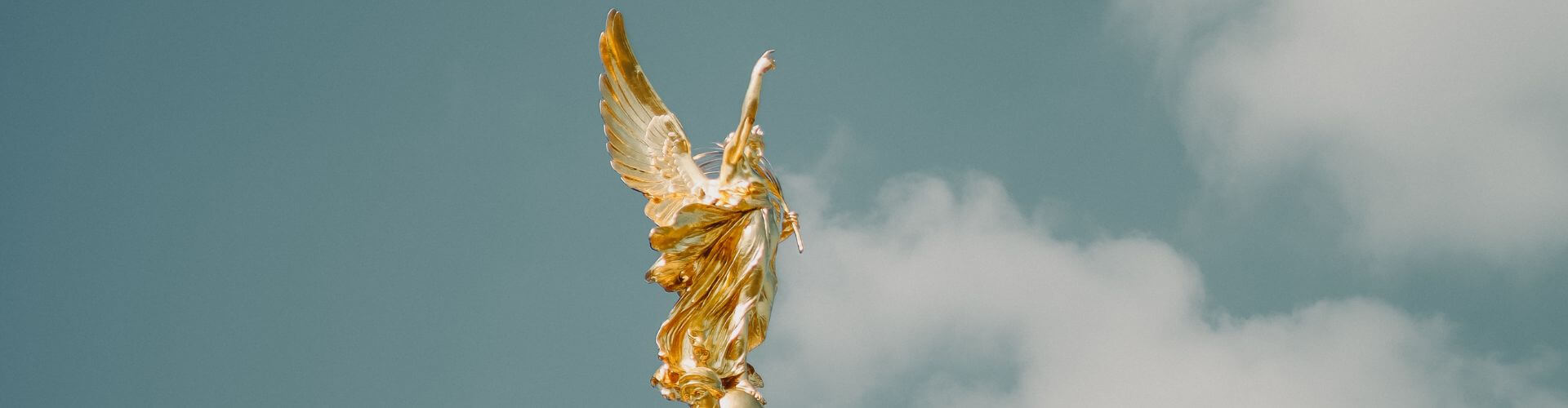 buckingham palace statue