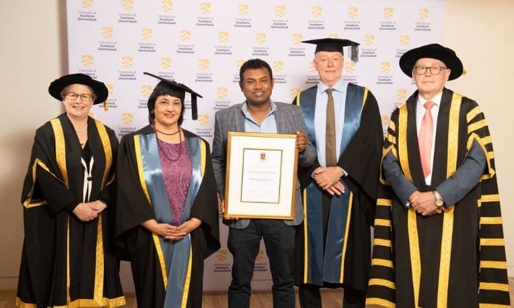 honorary award winners with the chancellor and vice-chancellor 